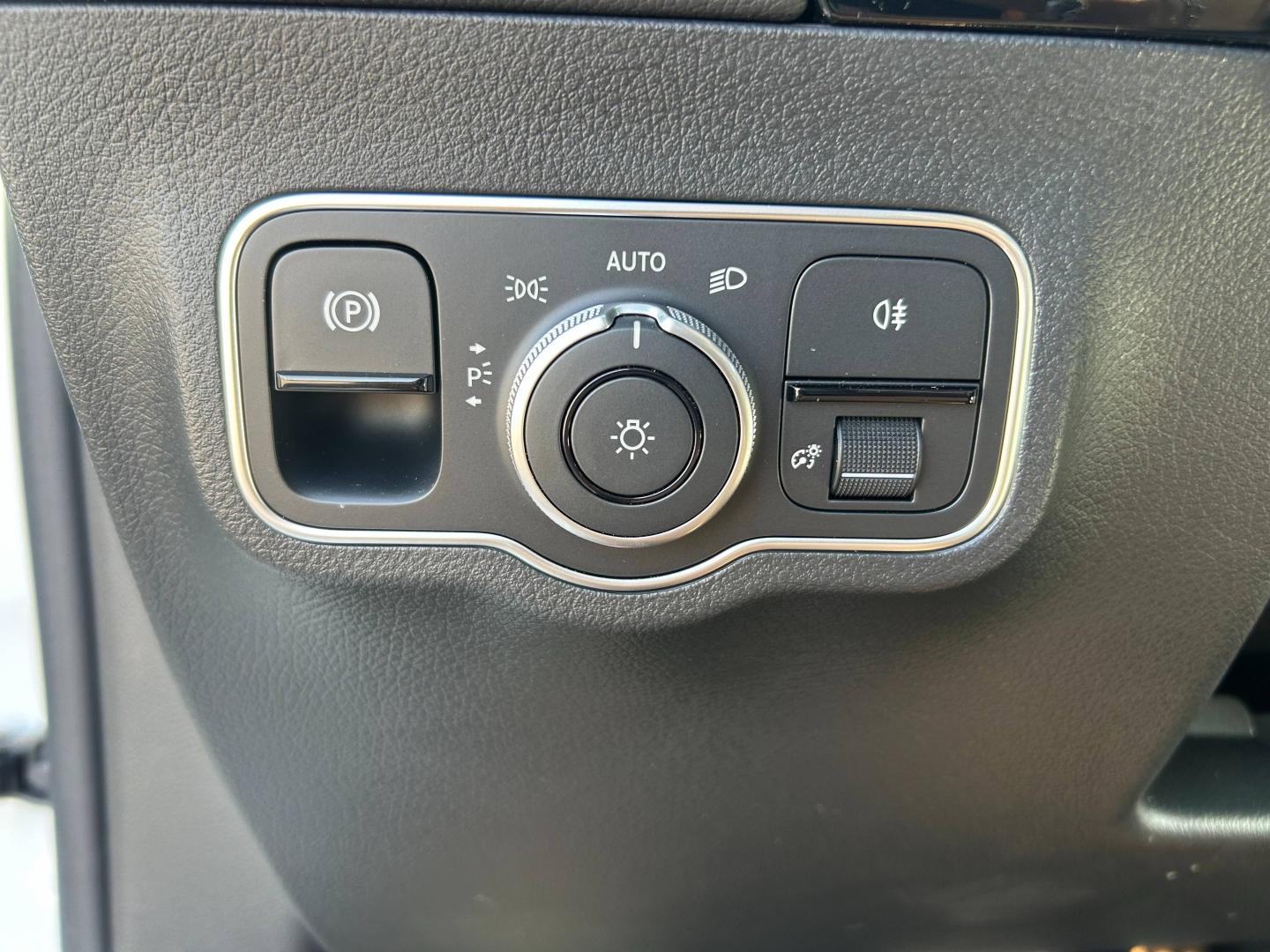 Image MERCEDES-BENZ GLA 180 d 116ch Edition 140 8G-DCT